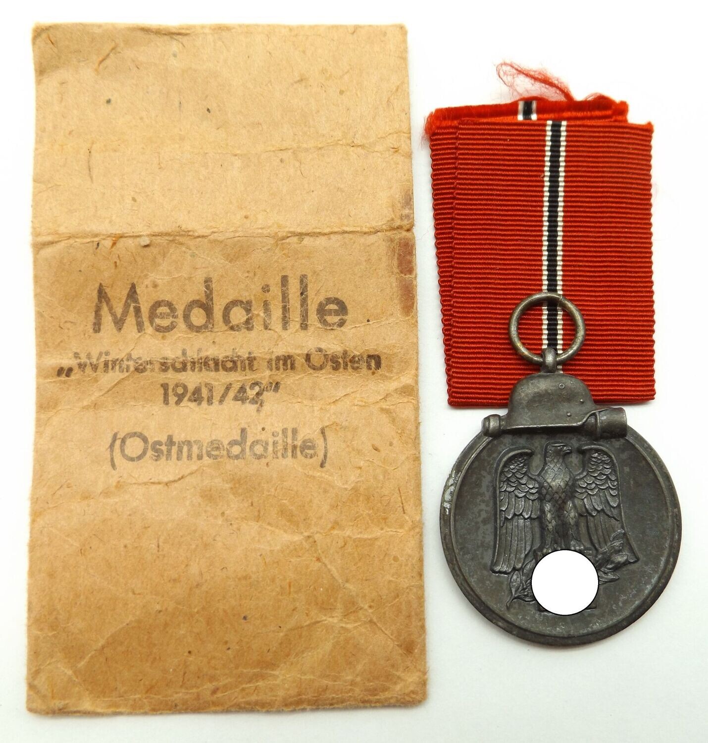 Wehrmacht: Medaille Winterschlacht im Osten, Ostmedaille, Stück typischerweise unmarkiert, Tüte mit Hersteller 26 – B.H. Mayer Kunstprägeanstalt, Pforzheim.
