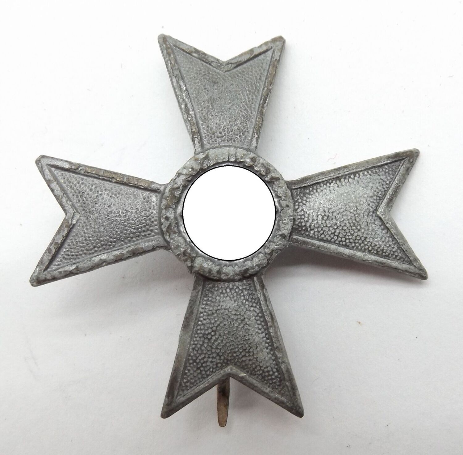 Kriegsverdienstkreuz KVK 1. Klasse ohne Schwerter, Herstellers 3, Wilhelm Deumer, Lüdenscheid, stark getragenes Exemplar.