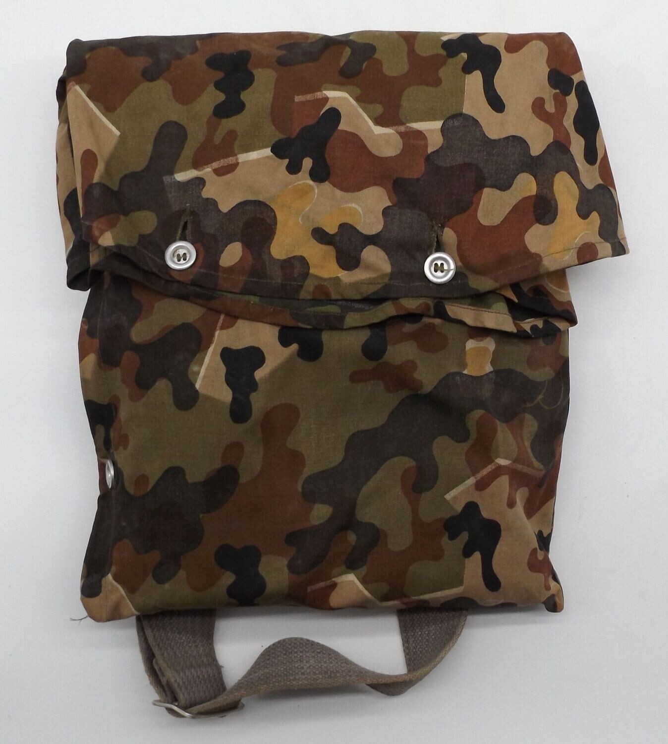 Bundeswehr: Zeltbahn mit Tasche und Zeltbesteck, 1. Modell, Amöbentarn, mit Herstellerstempel, an Koppel, top Zustand.
