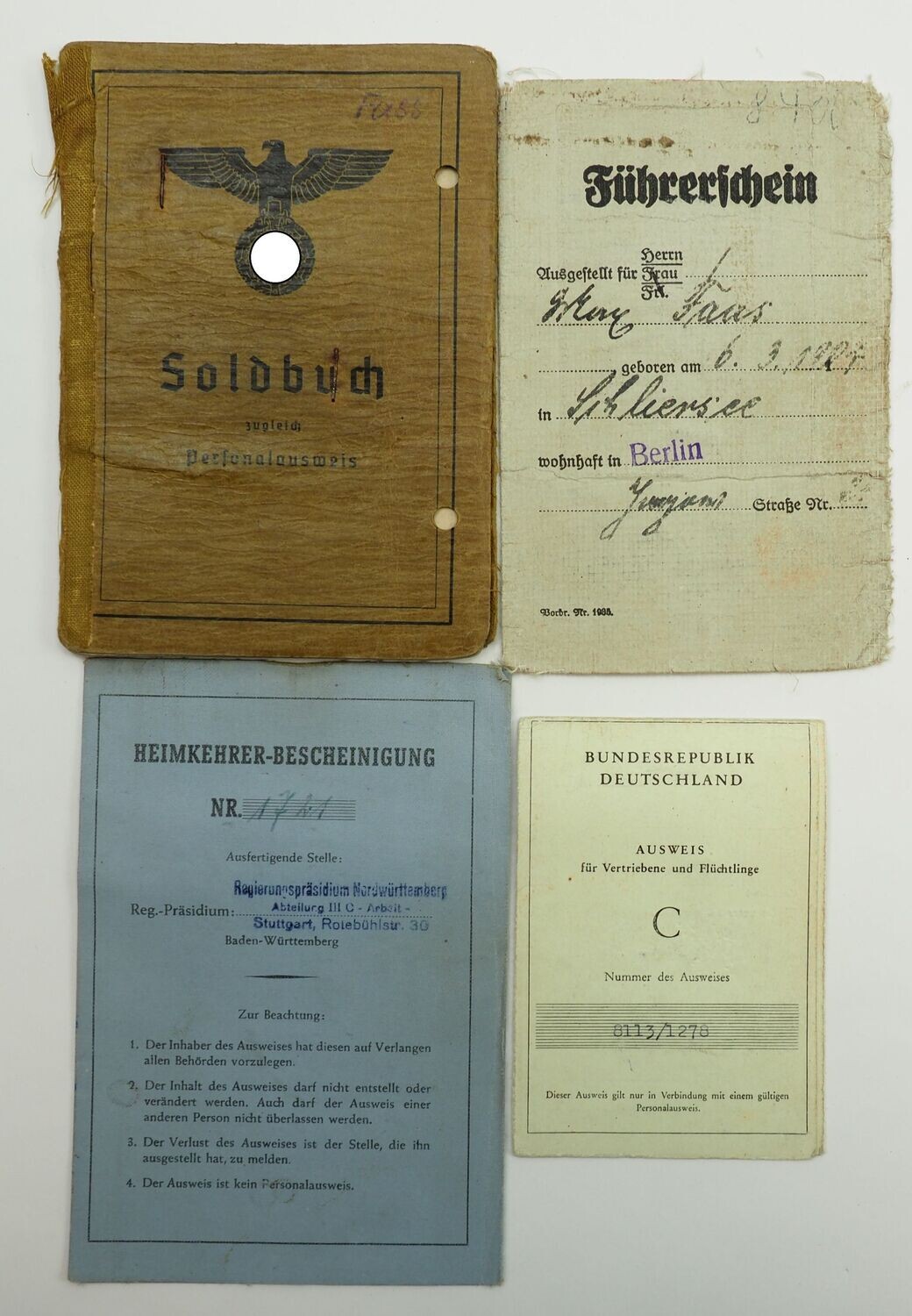 Wehrmacht: Soldbuch Unteroffizier Kraftfahr-Ersatz-Abteilung 23, Auszeichnungen: Medaille zur Erinnerung an den 1. Oktober 1938, KVK 2, dazu weitere Dokumente.