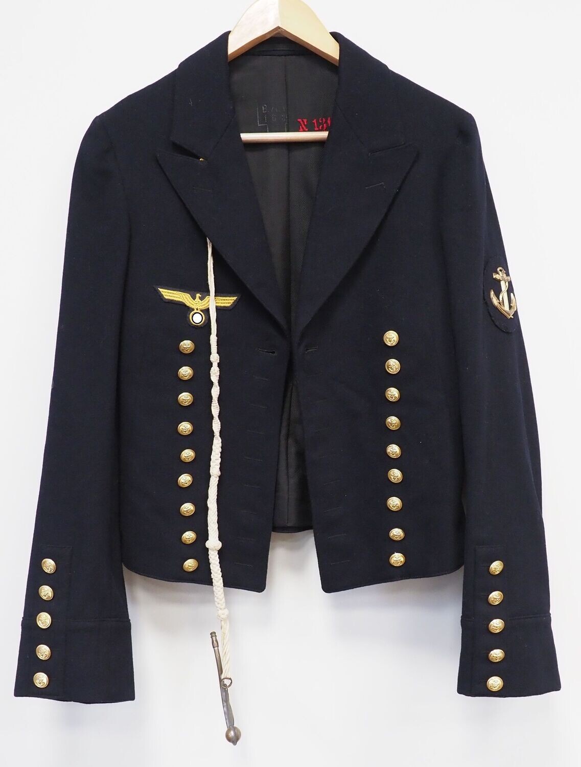 Kriegsmarine: Messejacke / Paradejacke, maschinengestickter Adler, Rangabzeichen Oberbootsmann, Innenfutter mit Kammerstempel, Stammrollennummer und Namensetikett, anhängende Bootsmannspfeife.