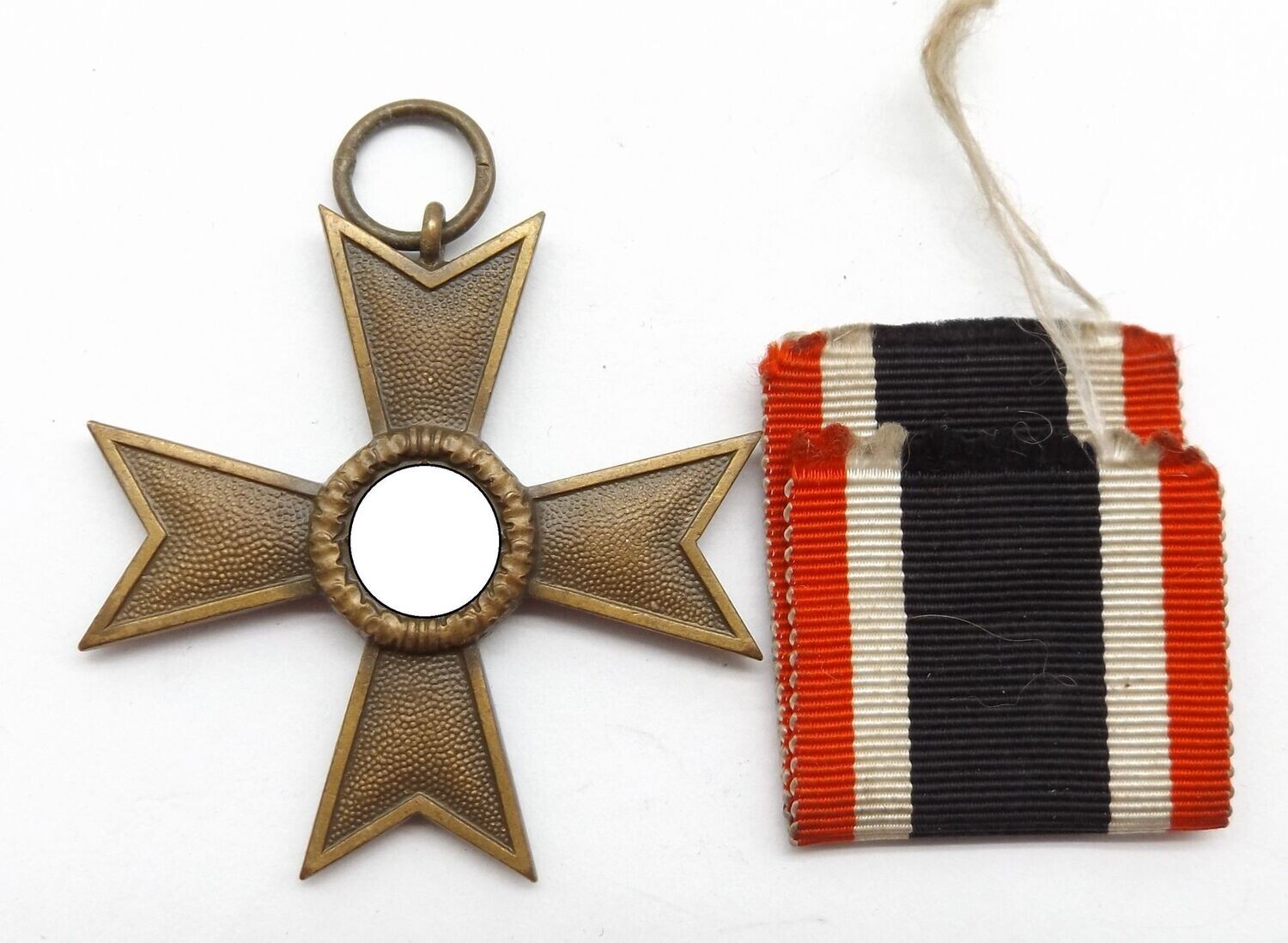 Kriegsverdienstkreuz KVK 2. Klasse ohne Schwerter, Hersteller 52 für die Firma Gottlieb & Wagner, Idar-Oberstein, mit Band.