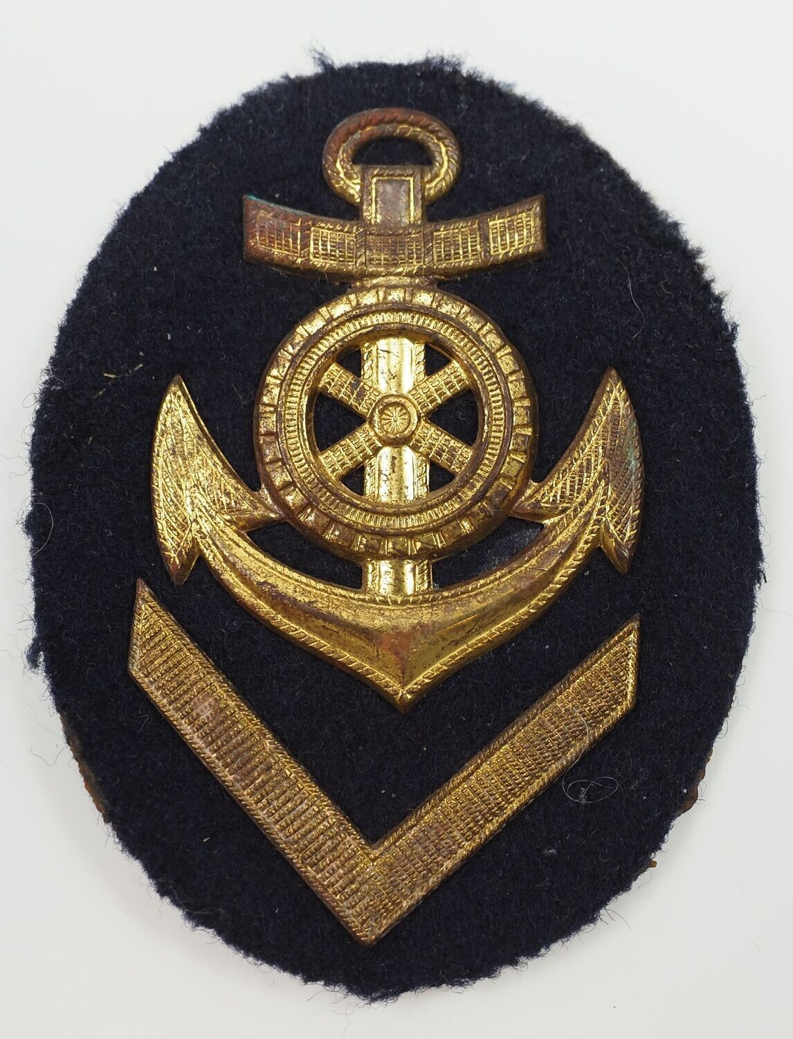 Kriegsmarine: Ärmelabzeichen Obermaschinenmaat, vergoldete Metallauflagen auf Marinestoff und Gegenplatte.
