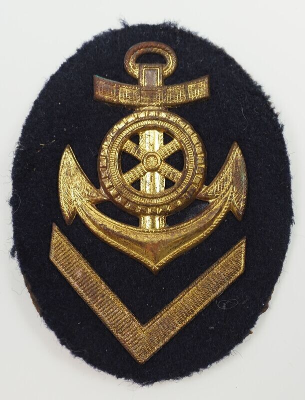 Kriegsmarine: Ärmelabzeichen Obermaschinenmaat, vergoldete Metallauflagen auf Marinestoff und Gegenplatte.