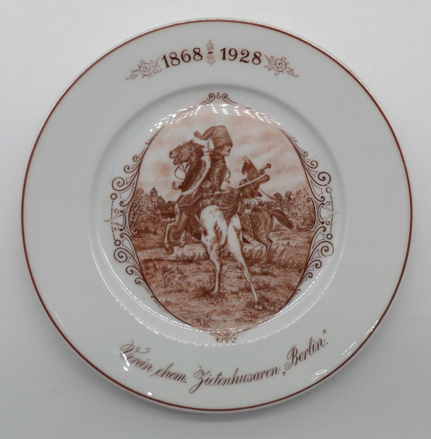 KPM Teller, Andenkenteller des Vereins ehemaliger Zietenhusaren, Berlin 1928, Durchmesser ca. 24,5 cm.