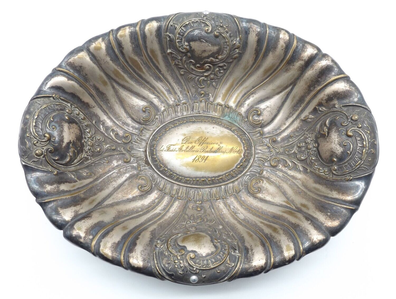 Württemberg / Hohenzollern: Offiziersgeschenk, versilberte Schale, Gravur Fuß-Artillerie Bataillon Nr. 13, 1891, Maße ca. 32,5 x 26 cm.