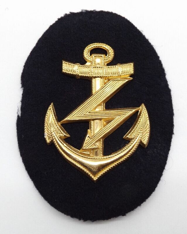 Kriegsmarine: Ärmelabzeichen Funkmaat, vergoldete Metallauflagen auf Marinestoff und Gegenplatte.
