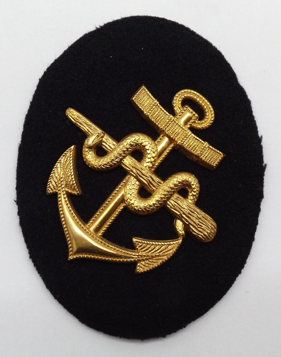 Kriegsmarine: Ärmelabzeichen Sanitätsmaat, vergoldete Metallauflagen auf Marinestoff und Gegenplatte, Hersteller JFS 41.