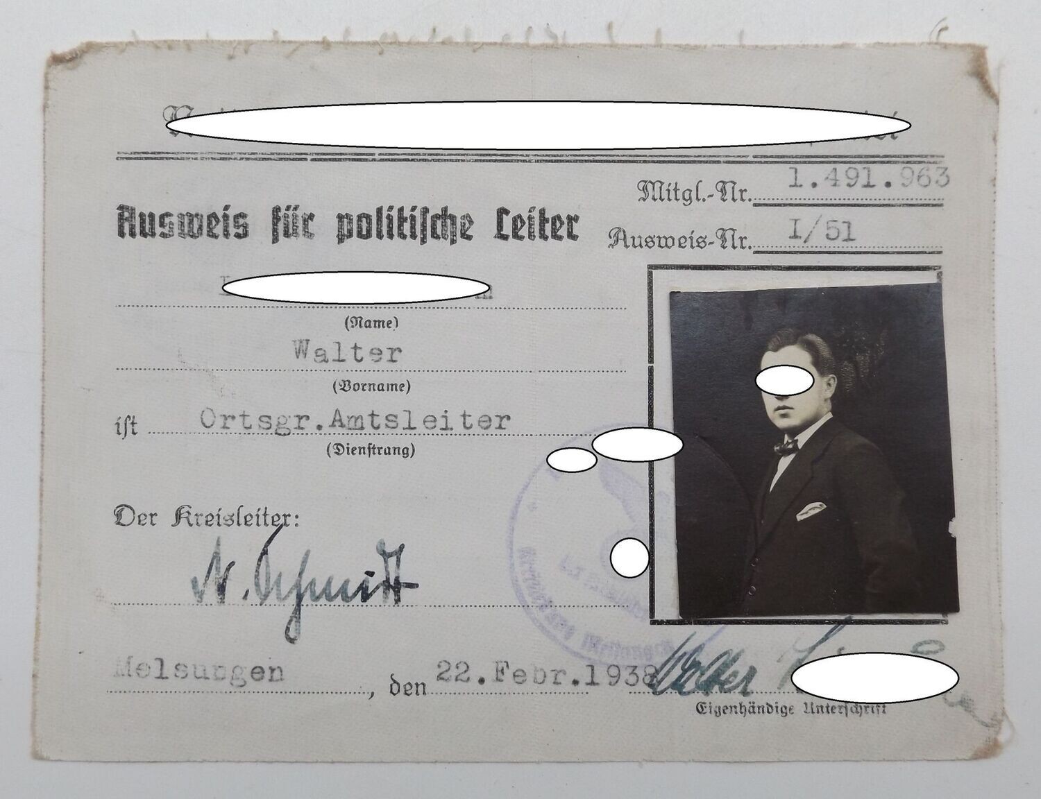 NSDAP: Ausweis für politische Leiter, für einen Ortsgruppen Amtsleiter der Ortsgruppe Felsberg, Kreis Melsungen, Gau Kurhessen.