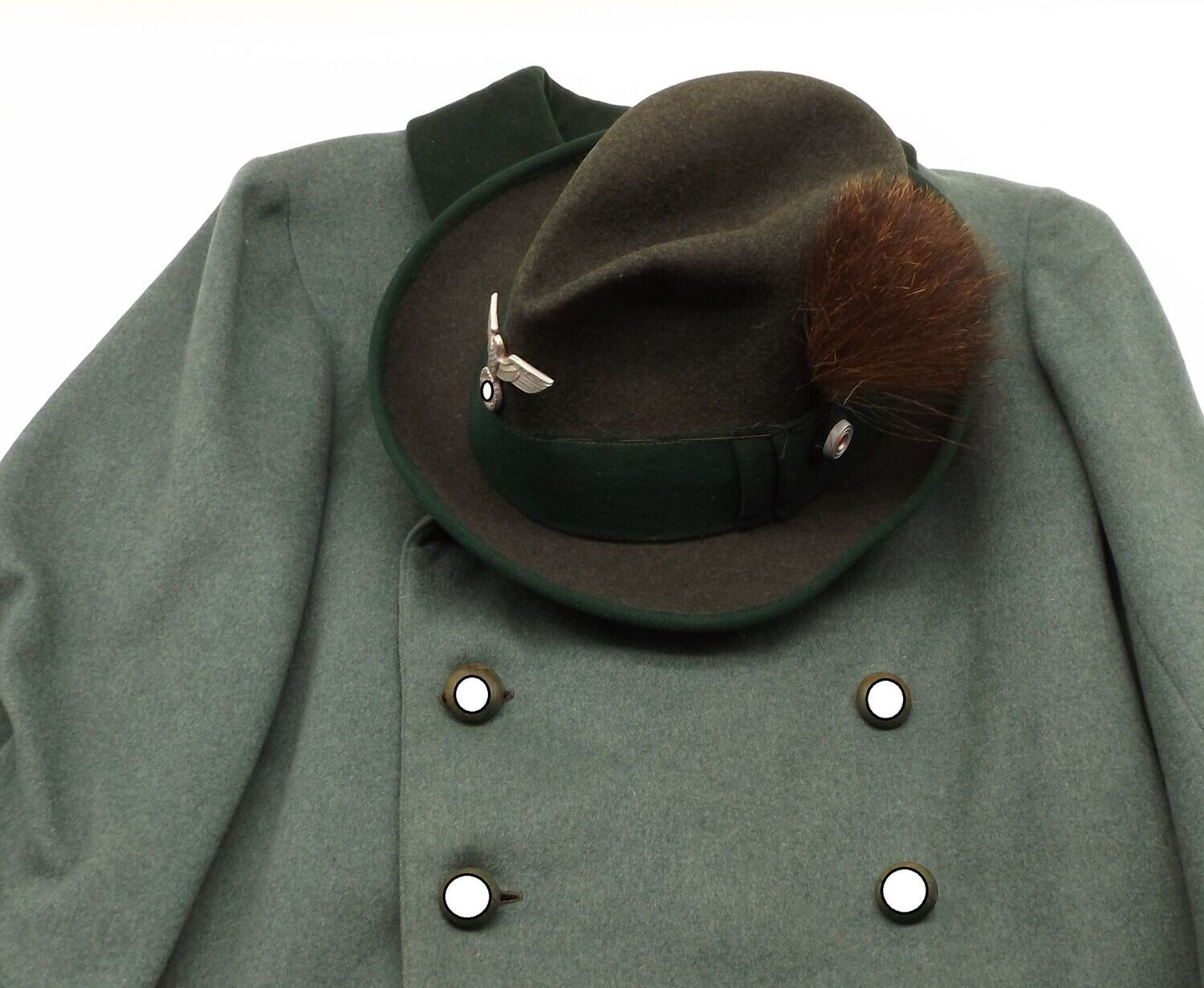 3. Reich: Uniformensemble für einen Forstbeamten, Forsthut und Jacke, diese mit Knöpfen in Flechtwerkoptik, mit Durchlass für eine Seitenwaffe.