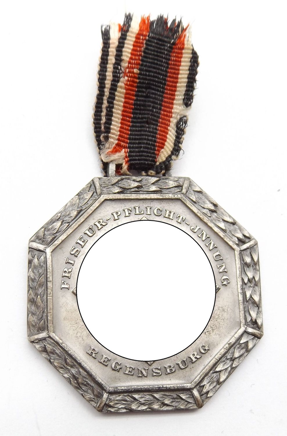3. Reich: Nationalsozialistische Handels-und Gewerbeorganisation (NS.-Hago), Verdienstabzeichen der Friseur-Pflicht-Innung Regensburg, 1933, Silber gepunzt "800", Durchmesser ca. 45 mm.