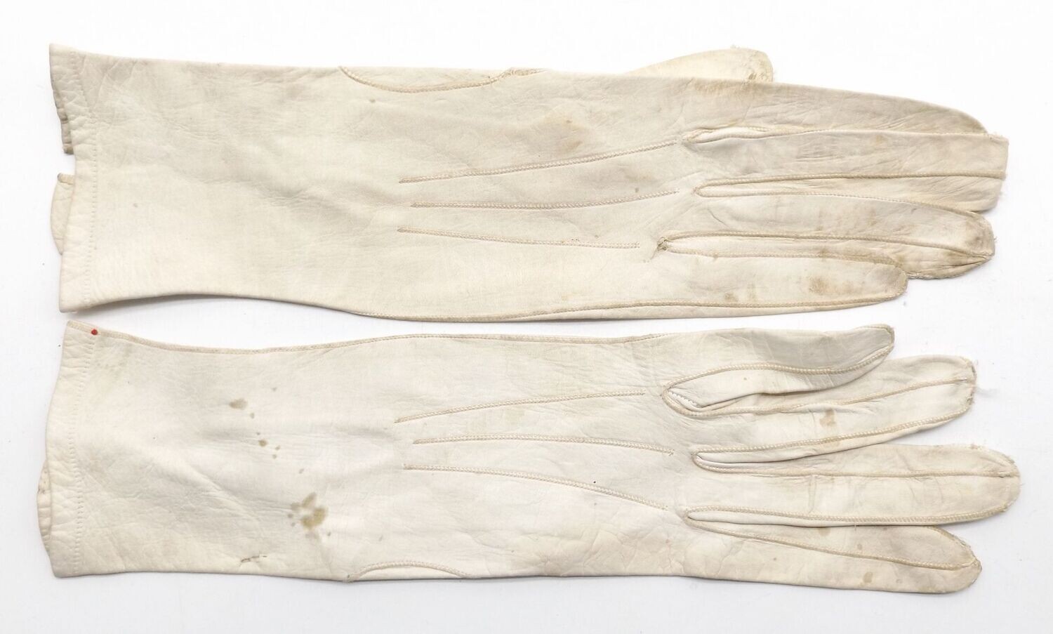 Deutsches Reich: Paar weiße Lederhandschuhe, Glacé-Handschuhe, innenseitig gestestempelt, getragener Zustand, ohne Knöpfe.