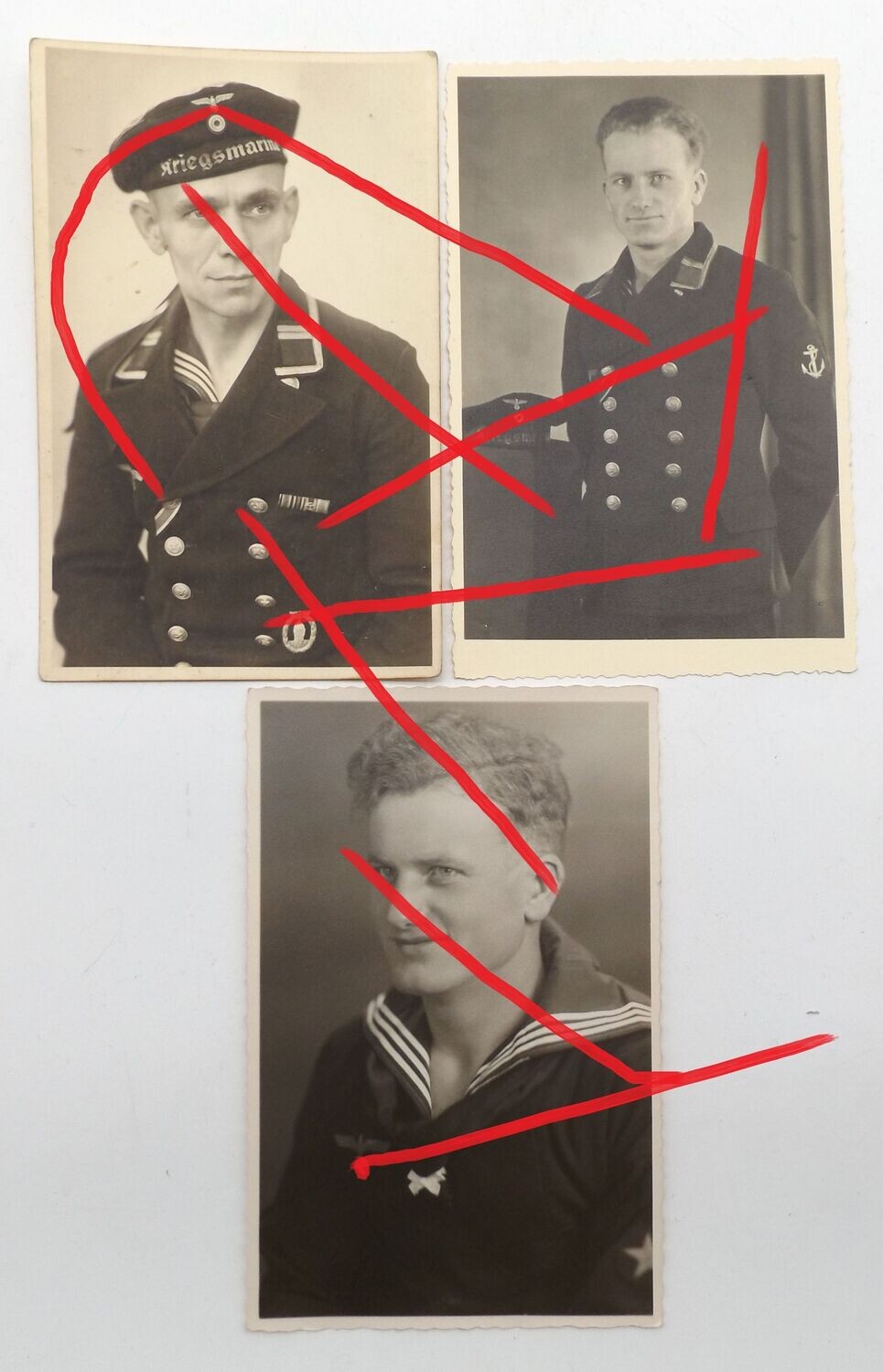 Kriegsmarine: 3 Portraitfotos eines Angehörigen der Minensuchflotille,  Minensucher-Kriegsabzeichen, jeweils PK-Größe, C20.