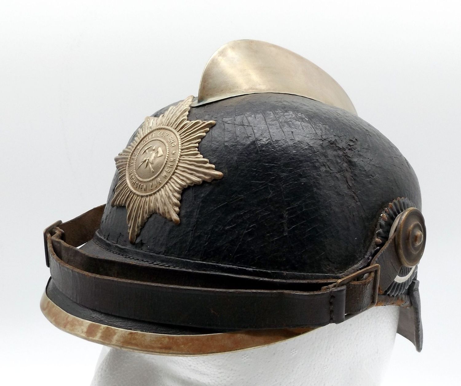 Preussen: Helm für Mannschaften der Feuerwehr, Lederglocke mit Kamm und aufgelegtem Emblem, beide Kokarden vorhanden.