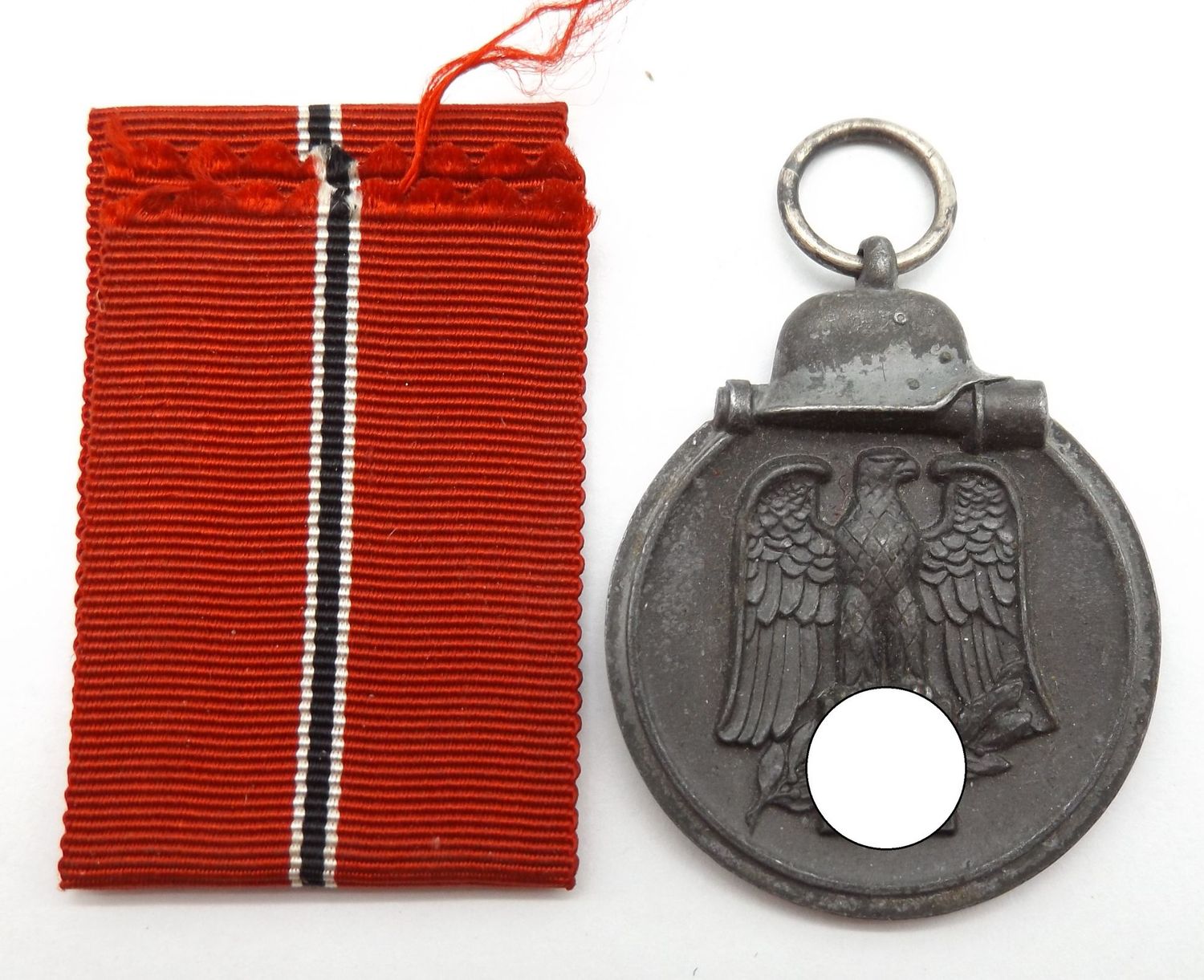 Wehrmacht: Medaille Winterschlacht im Osten, Ostmedaille, mit Hersteller 10 für die Firma Förster & Barth, Pforzheim.