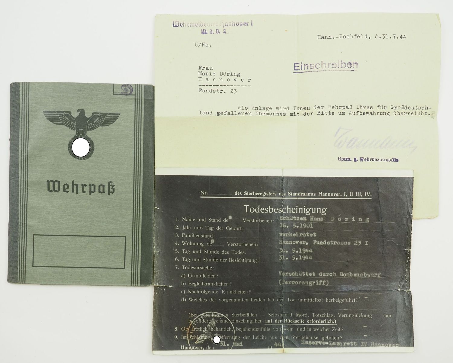 Wehrmacht: Wehrpass Marschbataillon A / Kommandeur des Streifendienstes im Wehrkreis XI, Hannover, gefallen bei "Terrorangriff auf Hannover" 30.5.1944.
