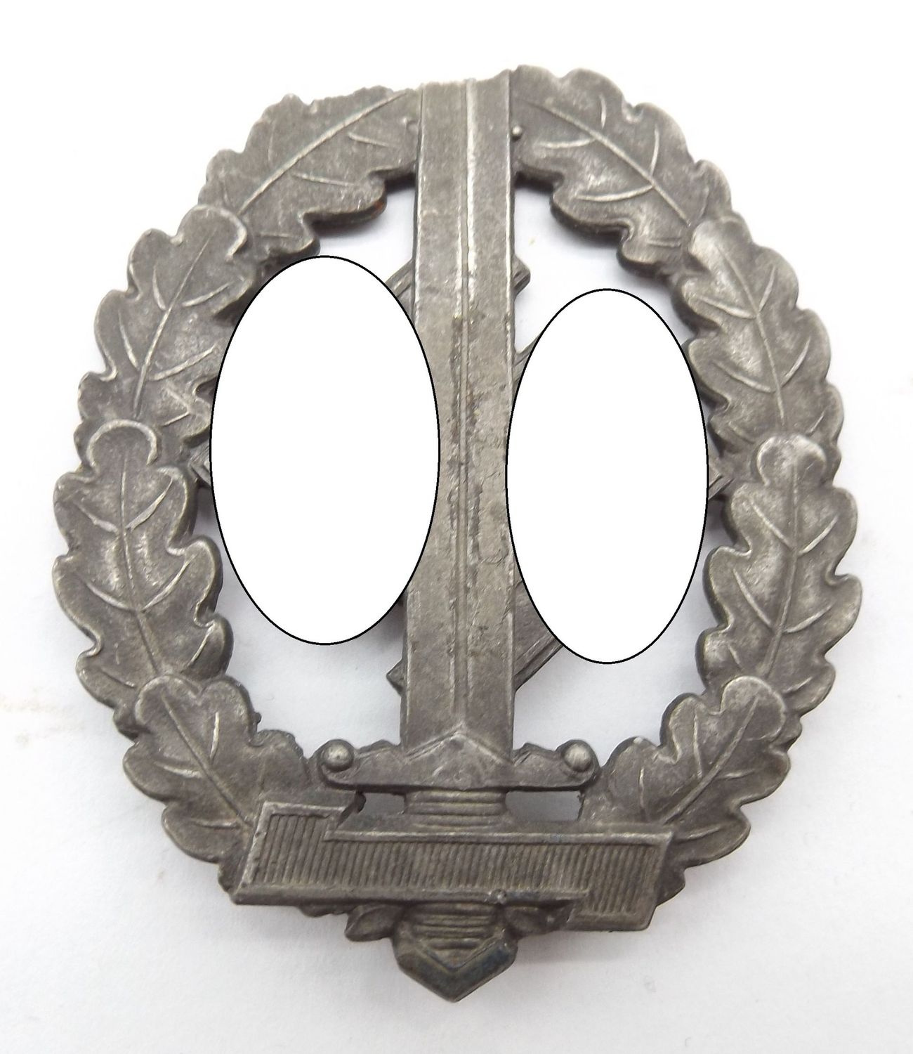 SA-Sportabzeichen für Kriegsversehrte, Hersteller M1/52 für die Firma für Deschler & Sohn, München, beschädigt.