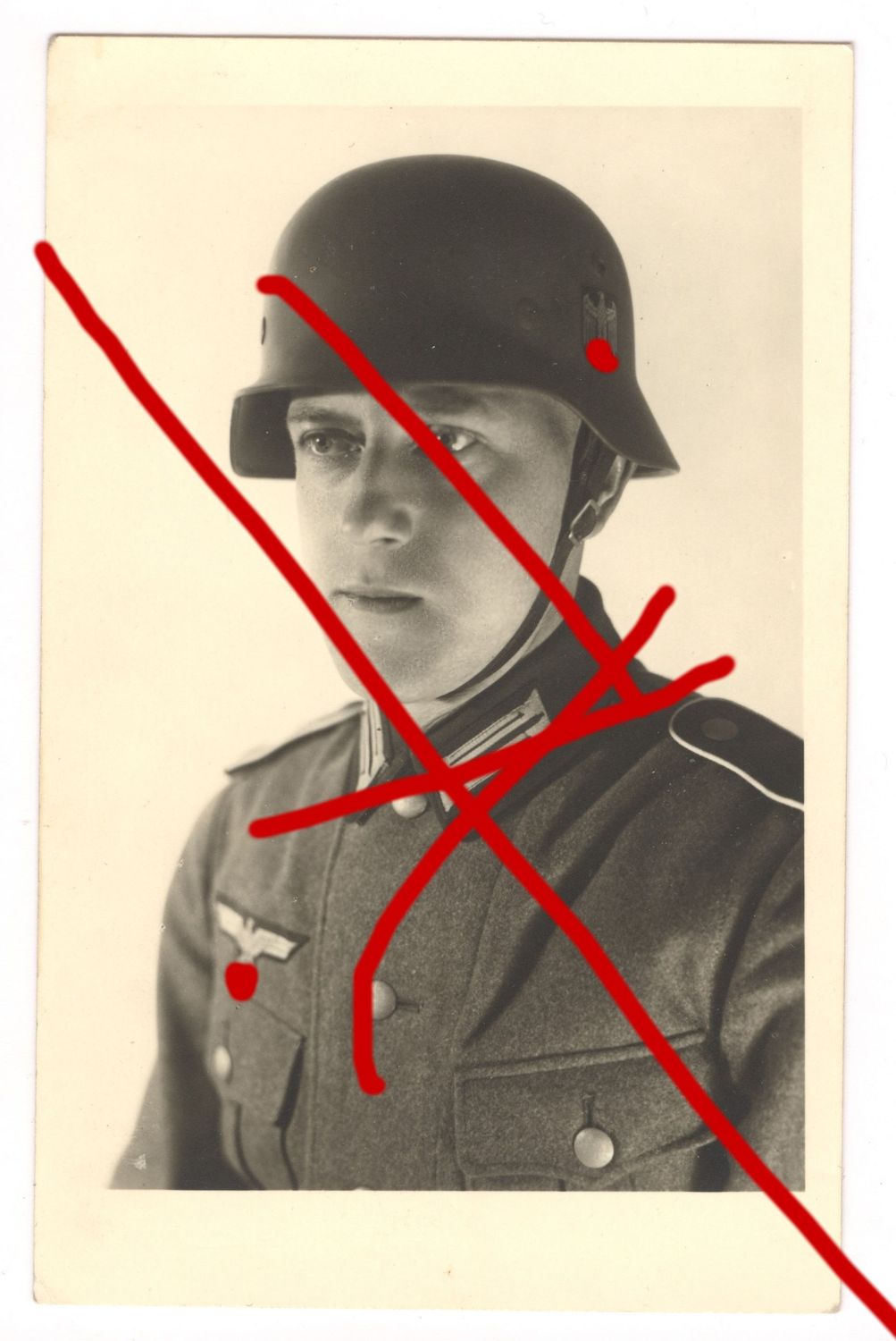 Wehrmacht: Portraitfoto mit Stahlhelm, mit Adler, PK-Größe, C23.