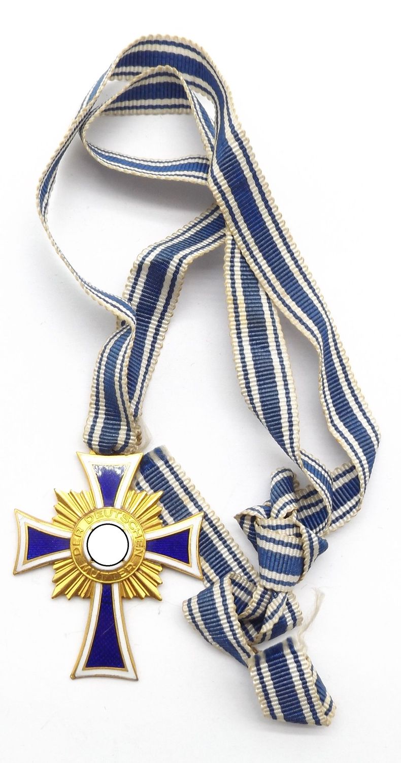 Mutterkreuz in Gold, 1. Stufe, am langen Band, Emaille vollständig erhalten.