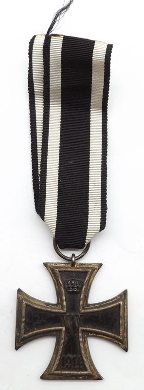 Eisernes Kreuz 2. Klasse EK2 1914 Hersteller FR, am Band. Eisernes Kreuz 2. Klasse EK2 1914 Hersteller FR, am Band.
