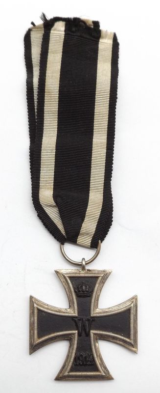 Eisernes Kreuz 2. Klasse EK2 1914 Hersteller L.W., am Band. Eisernes Kreuz 2. Klasse EK2 1914 Hersteller L.W., am Band.