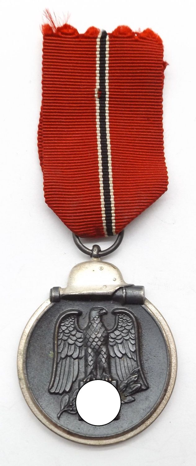 Wehrmacht: Medaille Winterschlacht im Osten, Ostmedaille, mit Hersteller 71 für die Firma Rudolf Leukert, Gablonz, am Band, sehr selten!