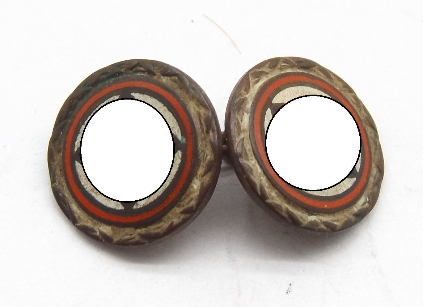 3. Reich: Patriotische Manschettenknöpfe, Durchmesser jeweils ca. 14 mm, verbunden durch Kette, HK vollständig erhalten.
