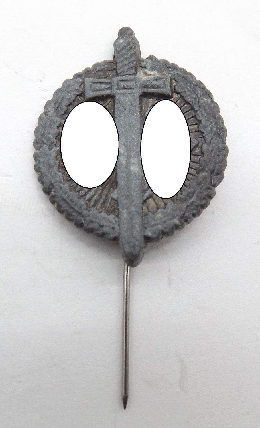 3. Reich: Abzeichen HK und Schwert, Hersteller P 10,  an Nadel, Durchmesser ca. 28 mm.