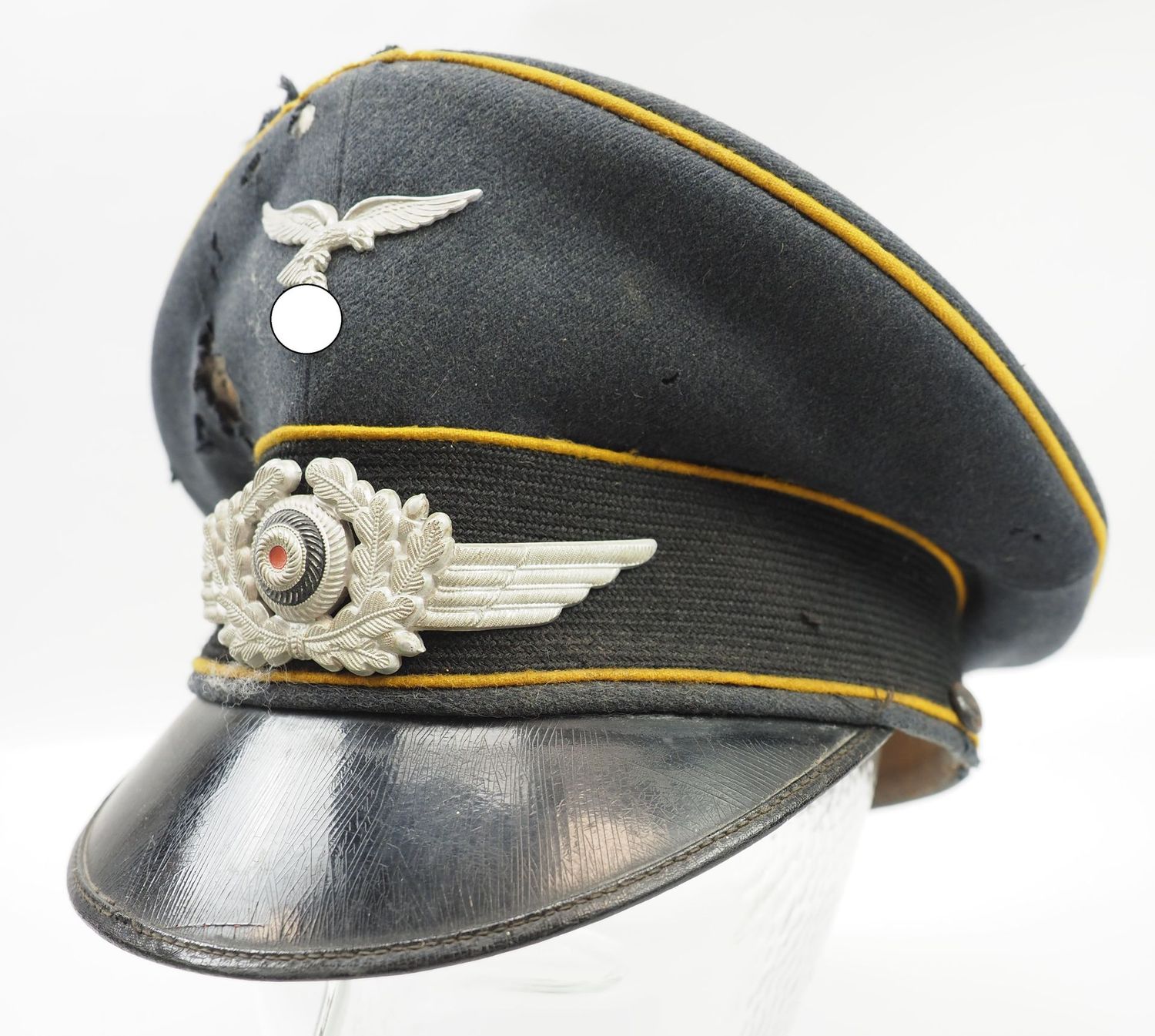 Luftwaffe: Schirmmütze für Mannschaften fliegendes Personal, frühes Stück mit Mützenadler alter Art, Sturmriemen fehlt, Mottenschäden.
