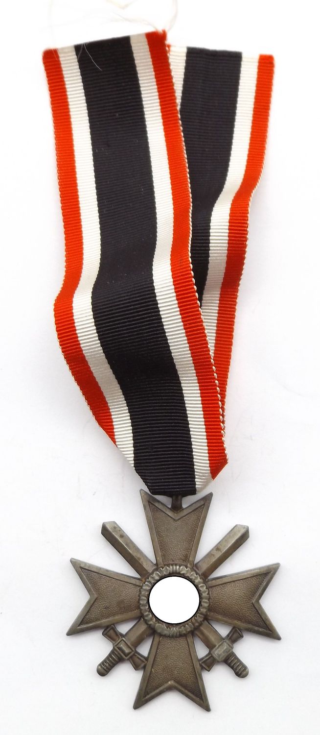 Kriegsverdienstkreuz KVK 2. Klasse mit Schwertern, Hersteller 45 für die Firma Franz Jungwirth, Wien, mit Band.