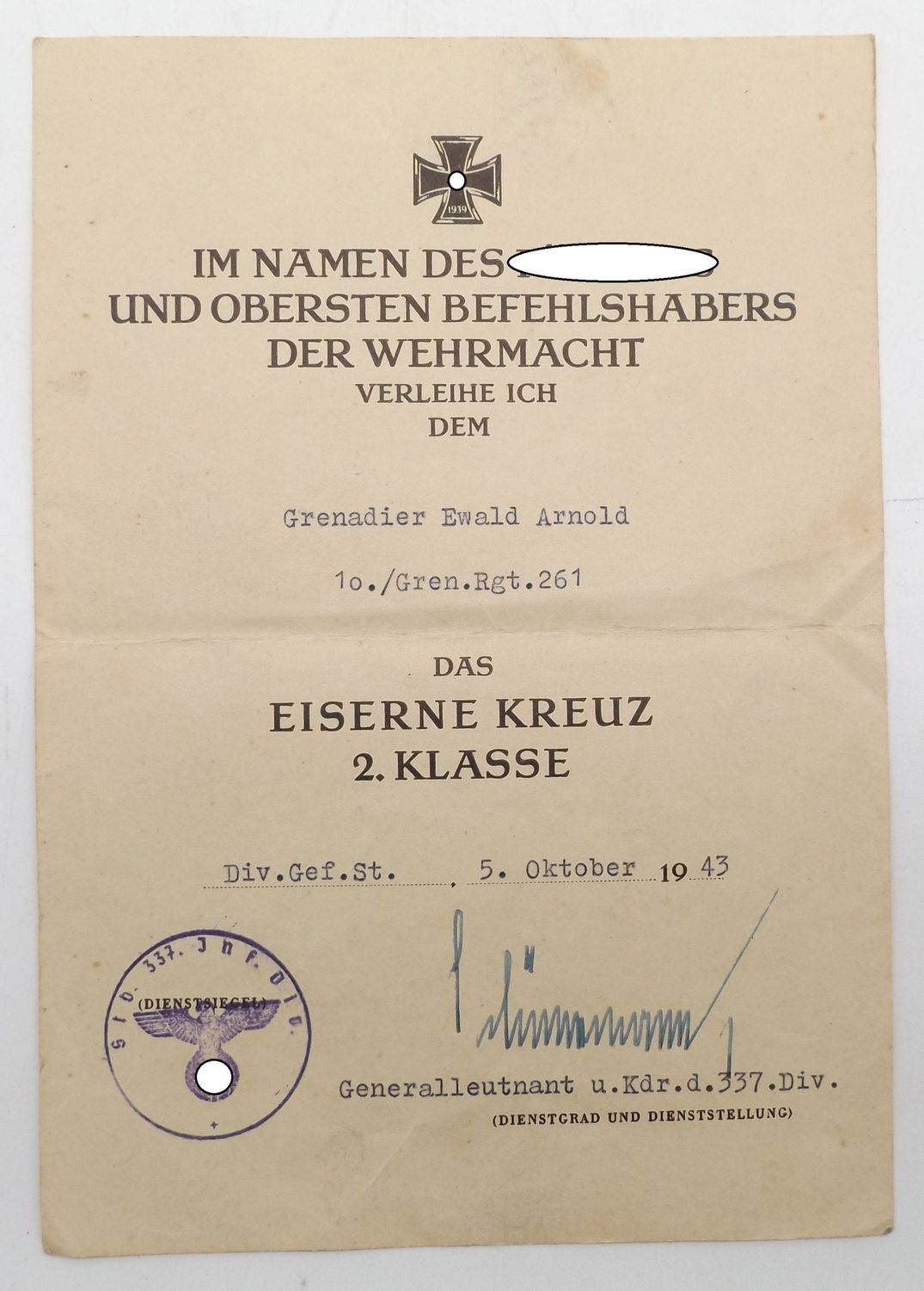 Wehrmacht: Urkunde zum Eisernen Kreuz 2. Klasse für einen Feldwebel im Grenadier-Regiment 261, 1943, OU Generalleutnant Otto Schünemann (RK, EL, DKiG.).