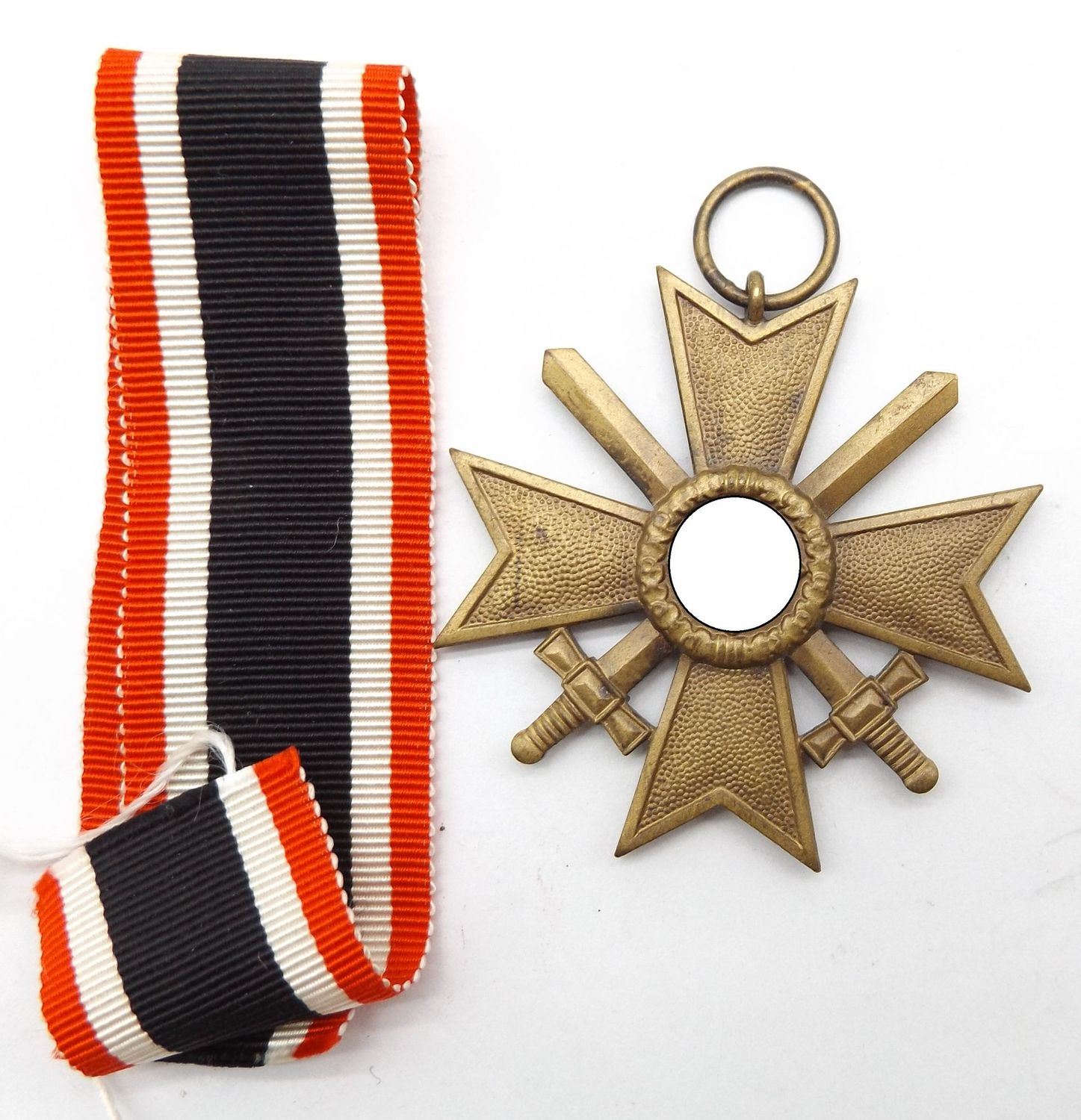 Kriegsverdienstkreuz KVK 2. Klasse mit Schwertern, Hersteller 6 für die Firma Fritz Zimmermann, Stuttgart, mit Band.
