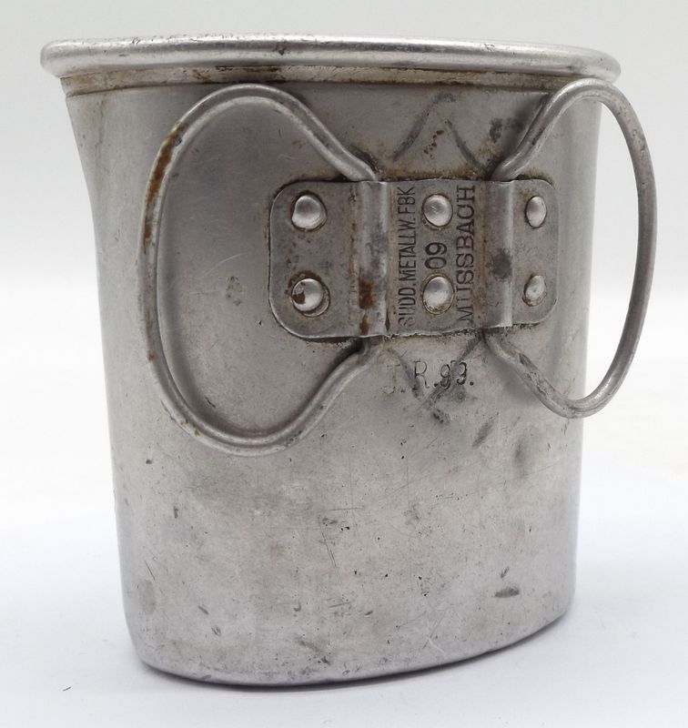 Preussen: Feldbecher / Trinkbecher, gestempelt "I.R. 99 (2. Oberrheinisches Infanterie-Regiment Nr. 99) und Hersteller SÜDD. METALLW. FBK. MUSSBACH 09.