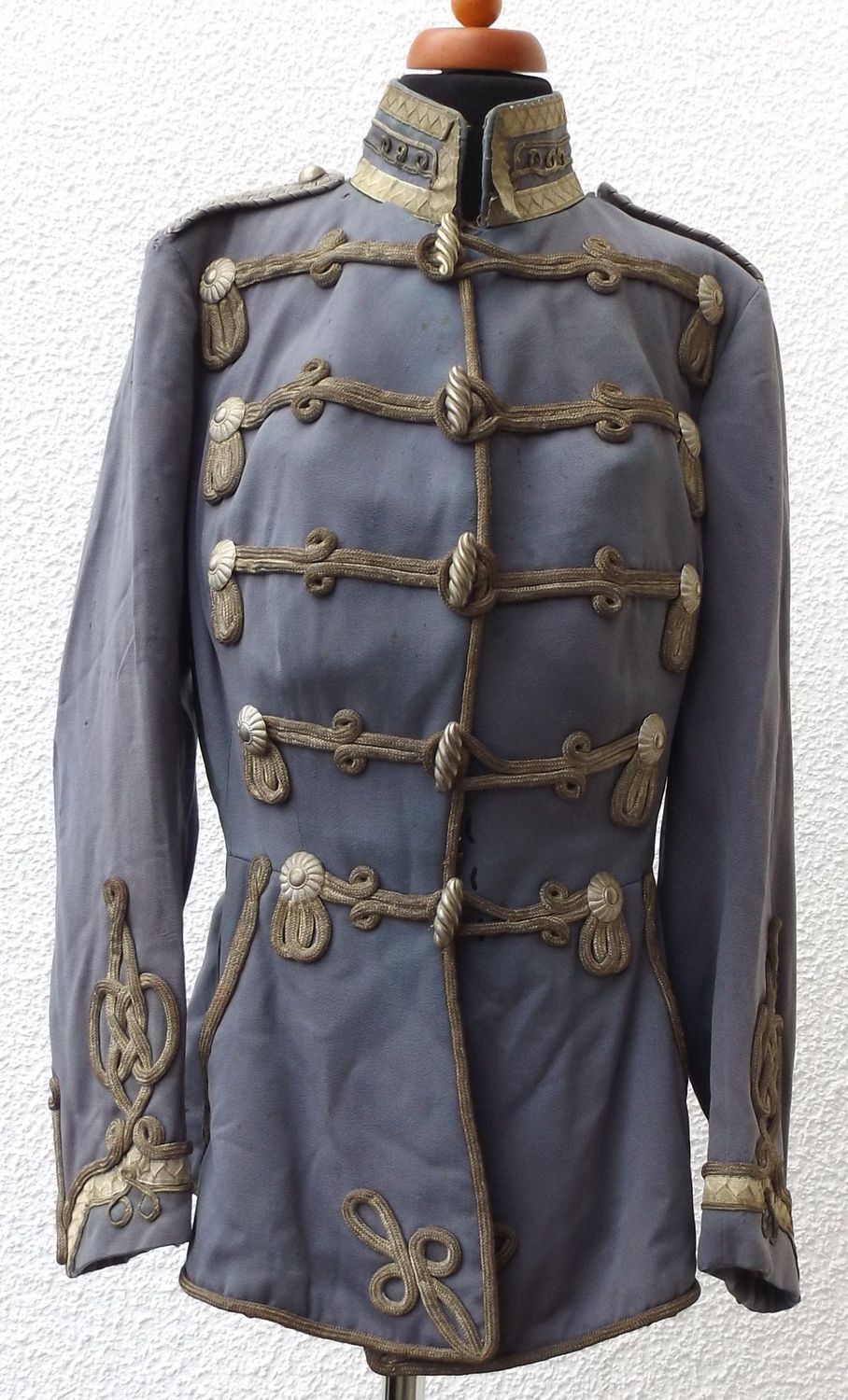 Preussen: Attila für einen Leutnant im Husaren Regiment Nr. 12 / 13, Stoff etwas ausgebleicht und mit einigen kleineren Mottenschäden.
