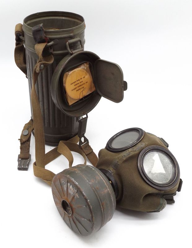 Wehrmacht: Gasmaske Model 38, Herstellermarkierung von 1938, Maske mehrfach gestempelt, mit Ersatzgläsern, komplett mit Beriemung.