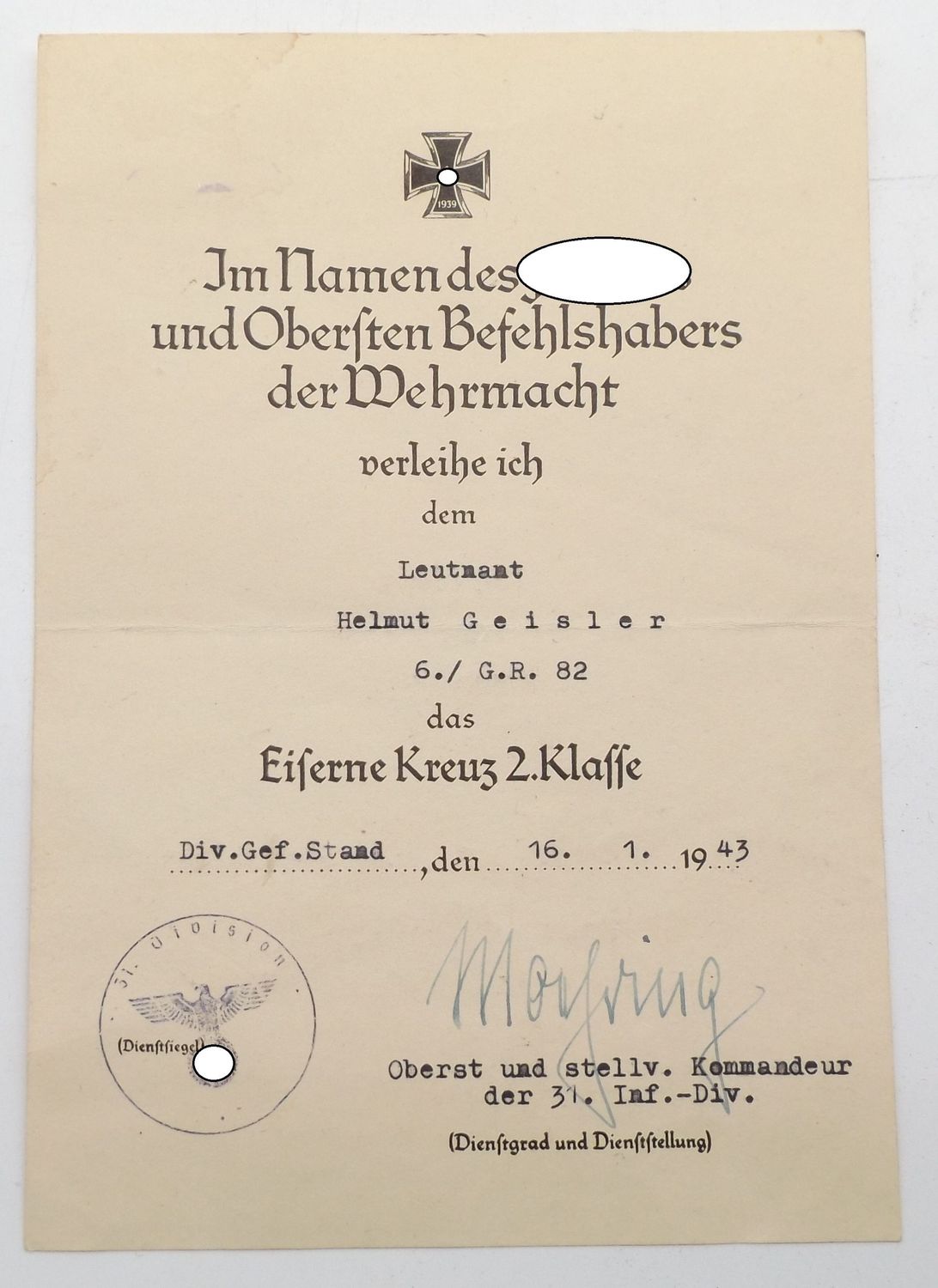 Wehrmacht: Urkunde zum Eisernen Kreuz 2. Klasse für einen Leutnant im Grenadier-Regiment 82, 1943, OU Oberst Kurt Möhring (DKiG.).