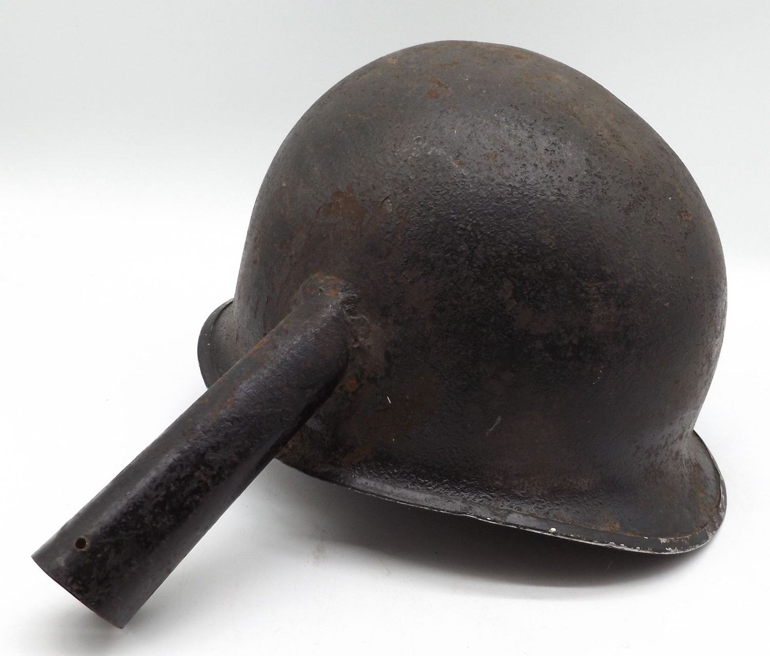 USA: Stahlhelm M1, 2. Weltkrieg, umgebaut zum Jaucheschöpfer, "Schwerter zu Pflugscharen", guter Zustand.