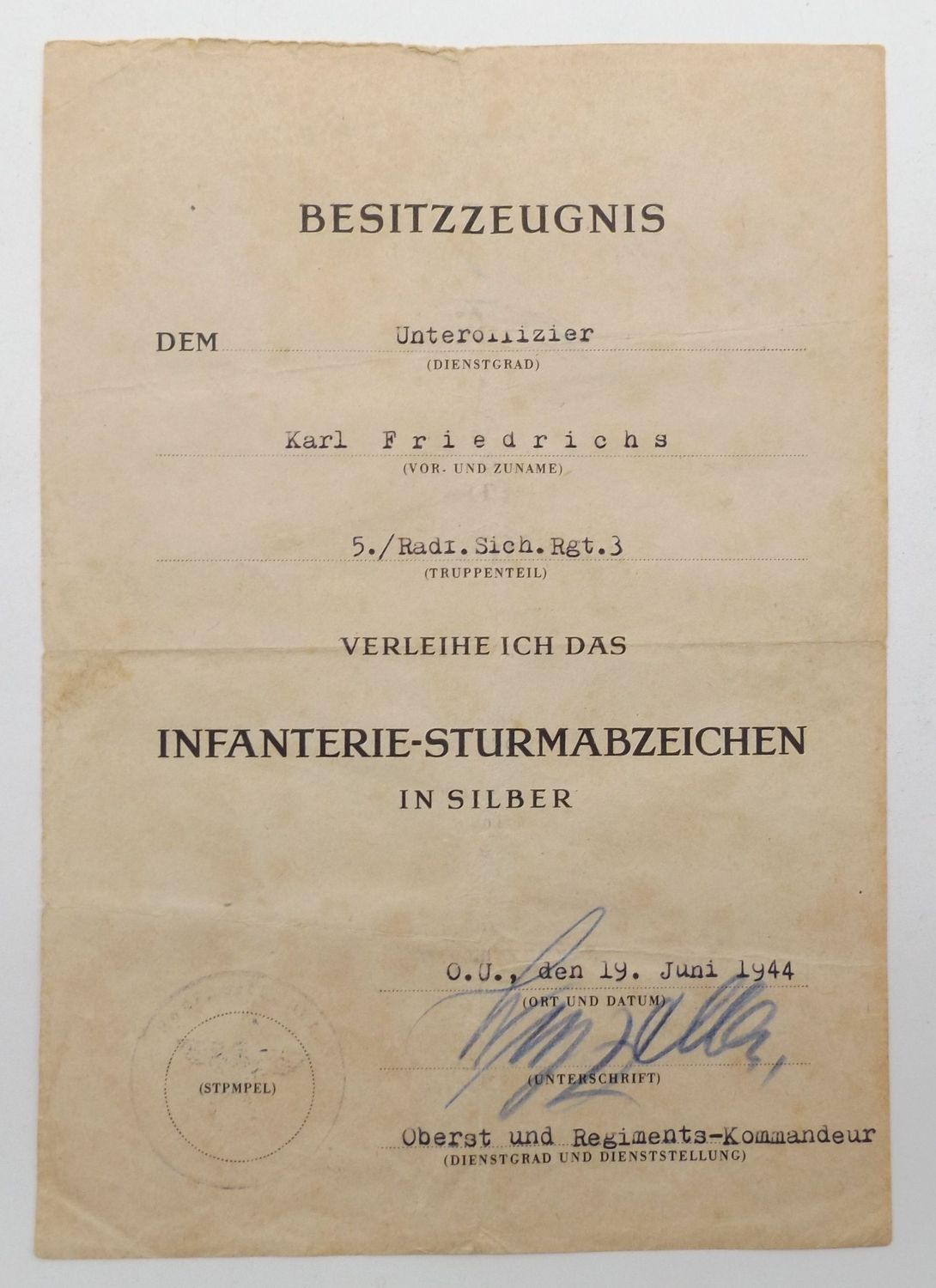 Wehrmacht: Besitzzeugnis zum Infanterie-Sturmabzeichen in Silber für einen Unteroffizier im Radfahr-Sicherungs-Regiment 3, 19. 6. 1944, OU Oberst Georg Koßmala (RK, EL).