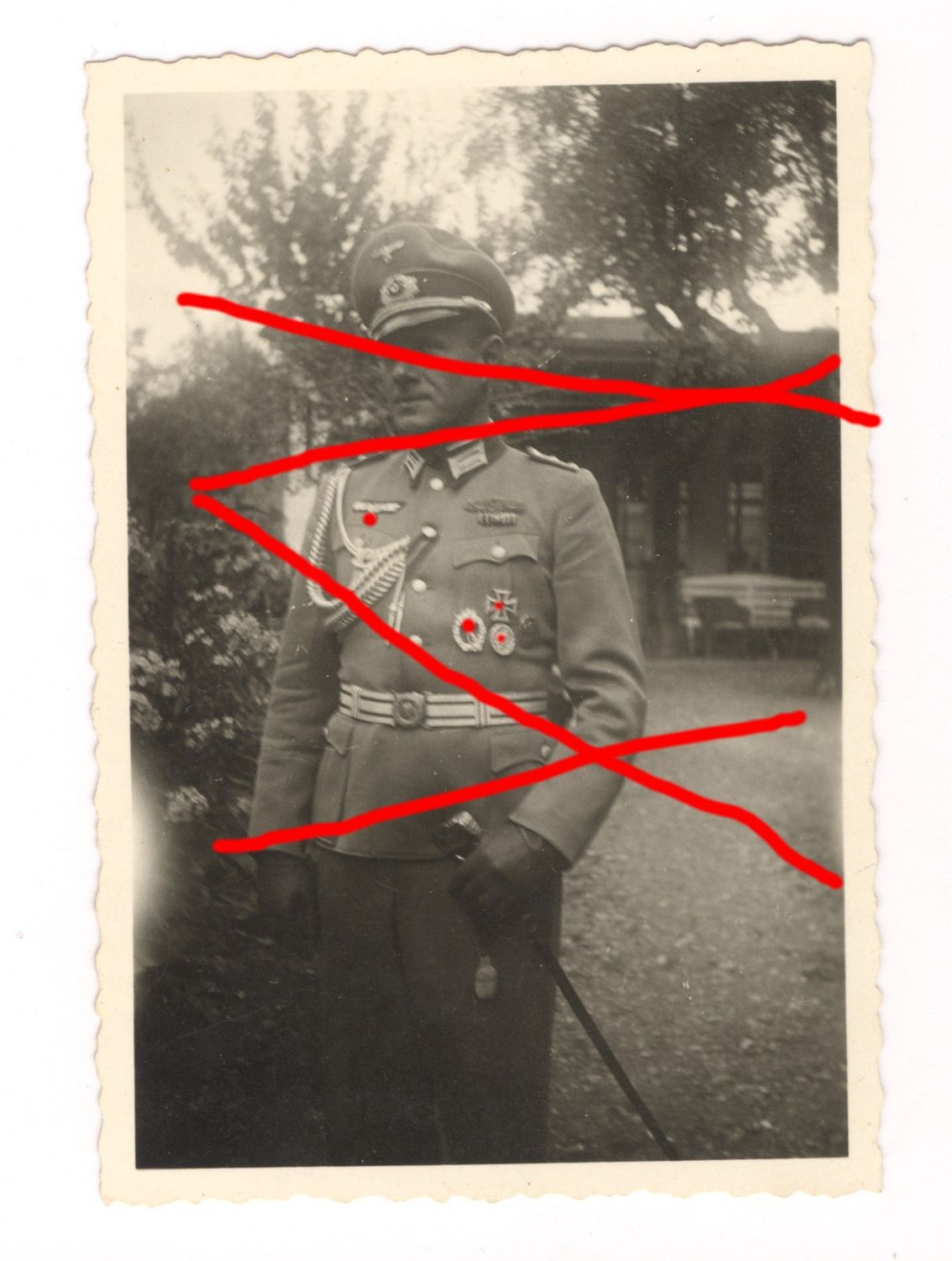 Wehrmacht: Portrait Offizier im Paradeanzug mit Nahkampfspange, EK1, ISA etc. beschriftet Urlaub 1944, C39.