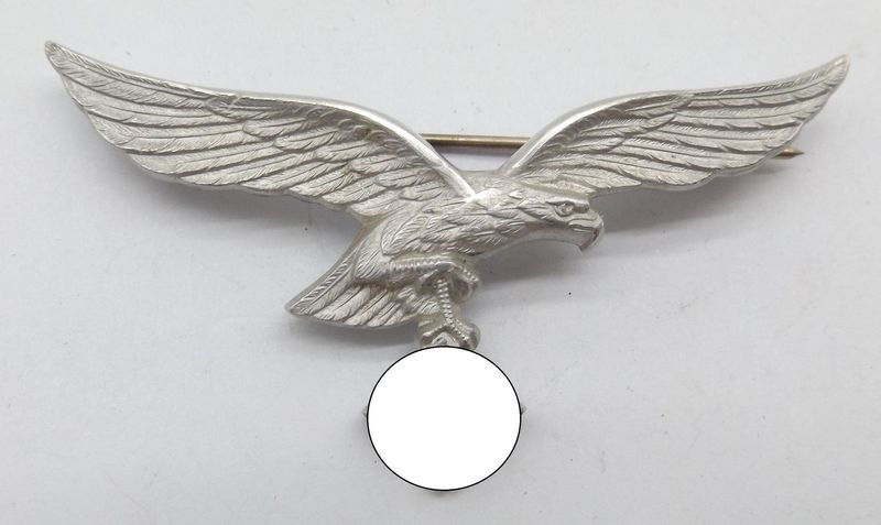 Luftwaffe: Brustadler für Offiziere, Aluminium versilbert, Hersteller Assmann. Luftwaffe: Brustadler für Offiziere, Aluminium versilbert, Hersteller Assmann.