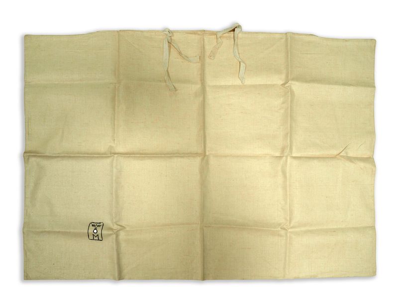 Kriegsmarine: Kissenbezug, Maße ca. 80x57 cm, mit Kriegsmarineabnahme. Kriegsmarine: Kissenbezug, Maße ca. 80x57 cm, mit Kriegsmarineabnahme.