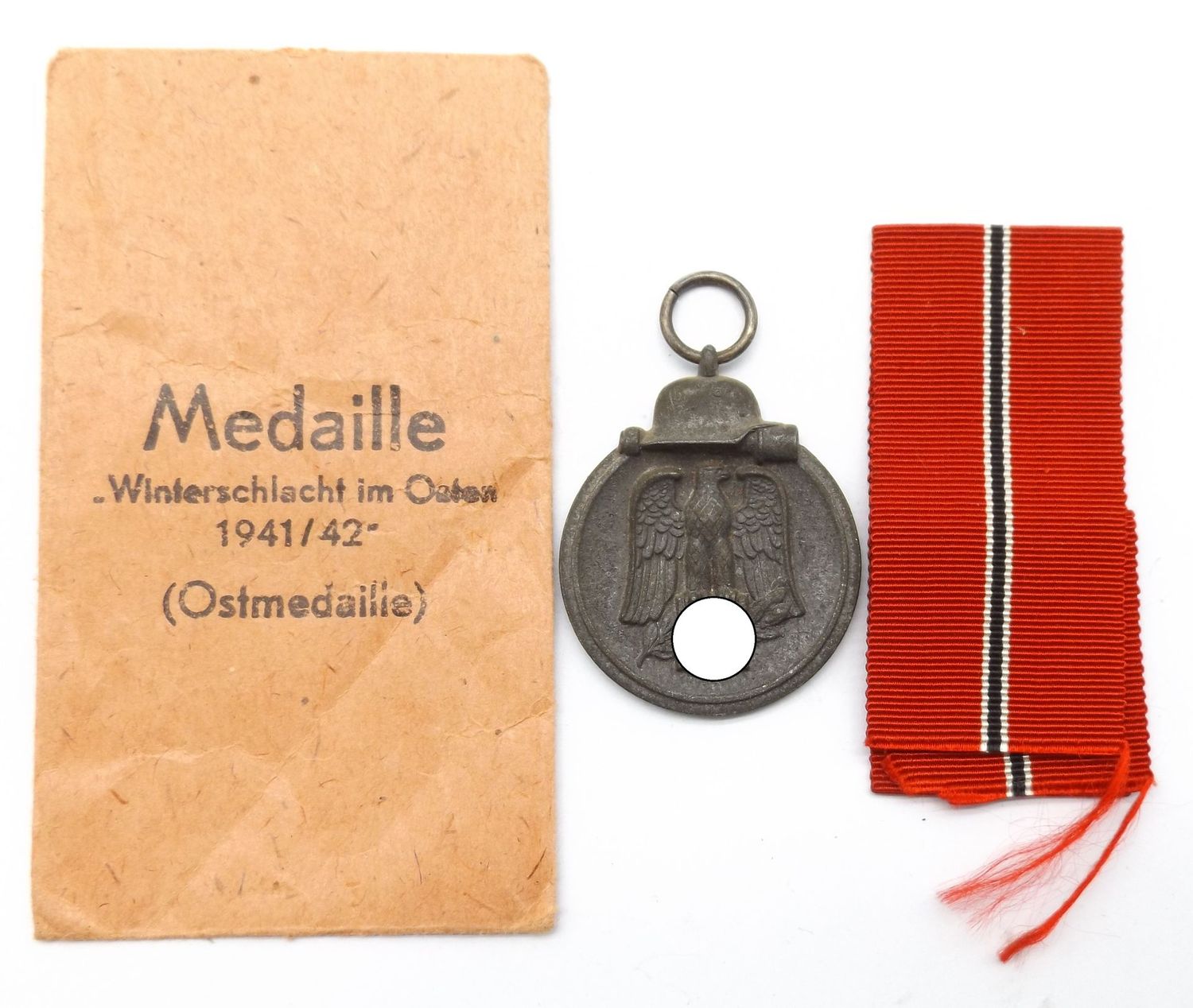 Wehrmacht: Medaille Winterschlacht im Osten, Ostmedaille, Stück typischerweise unmarkiert, Tüte mit Hersteller Friedrich Keller, Oberstein.