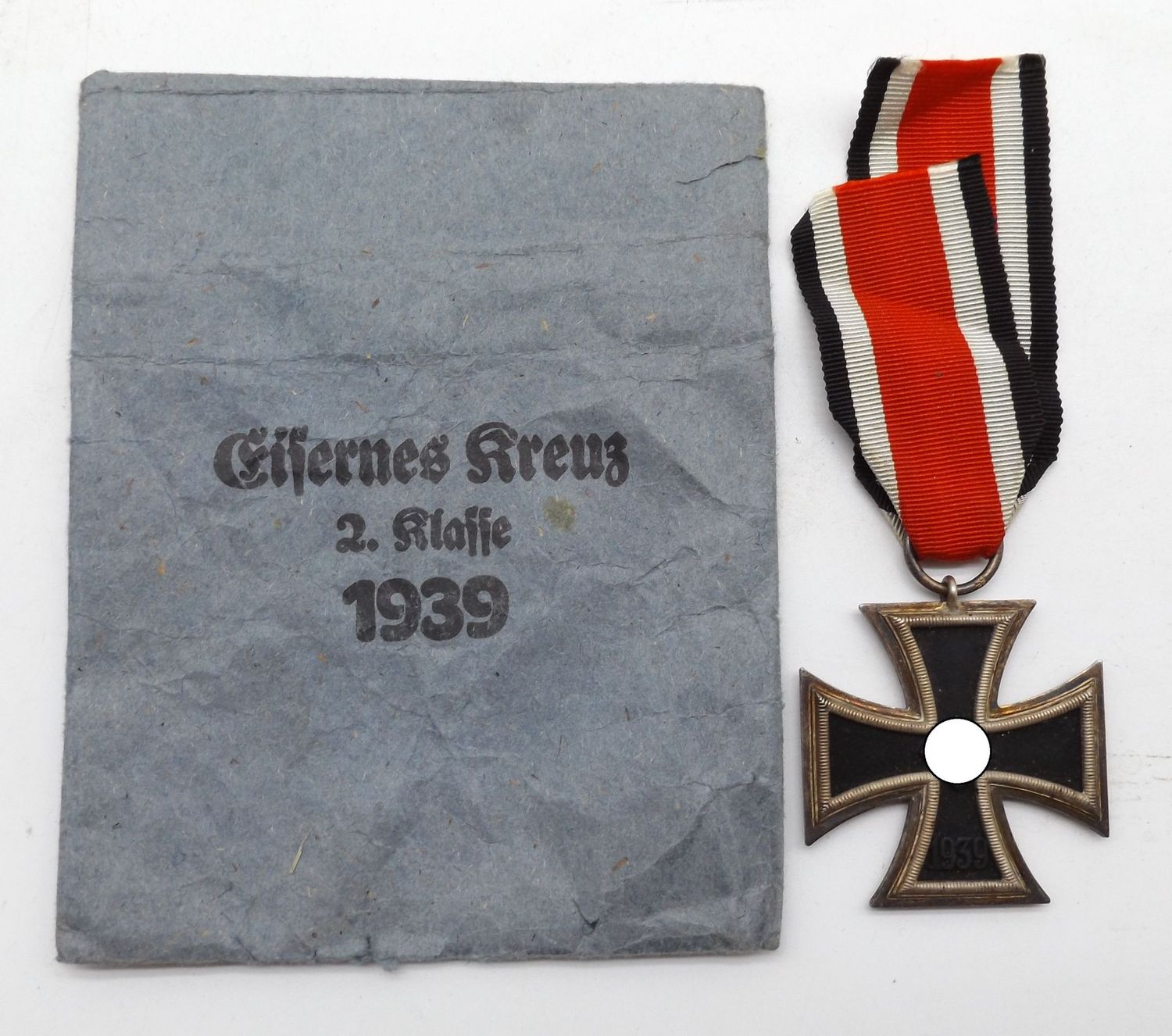 Eisernes Kreuz, EK 2. Klasse 1939, Hersteller 65 im Bandring für die Firma Klein & Quenzer, Oberstein, volle Kernschwärzung, mit Band und Verleihungstüte.