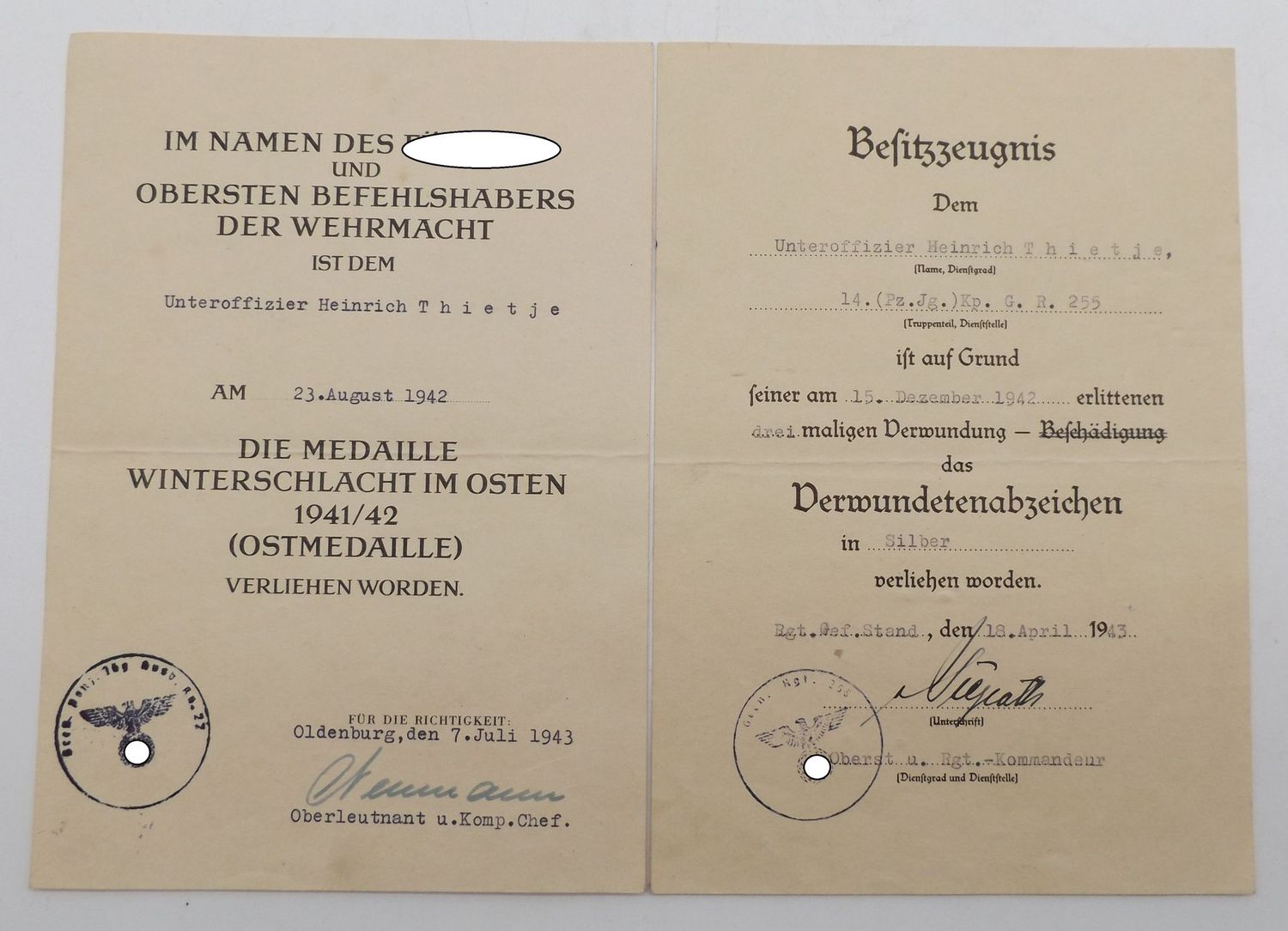 Wehrmacht: Urkundennachlass eines Unteroffiziers in der Panzerjäger Kompanie Grenadier-Regiment 255, VWA in Silber mit OU Oberst Joachim von Siegroth (RK, DKiG, Ehrenblattspange), Ostmedaille mit OU.