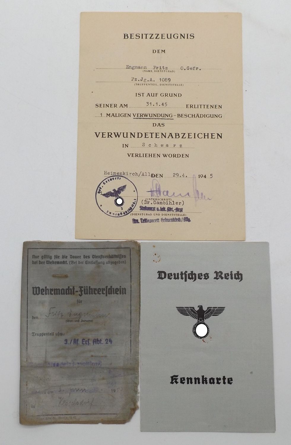 Wehrmacht: Besitzzeugnis zum Verwundetenabzeichen in Schwarz für einen Obergefreiten in der Panzerjäger Abteilung 1089, 1945, mit OU, Endkampf Westfront 1945, dazu Wehrmachtführerschein und Kennkarte.