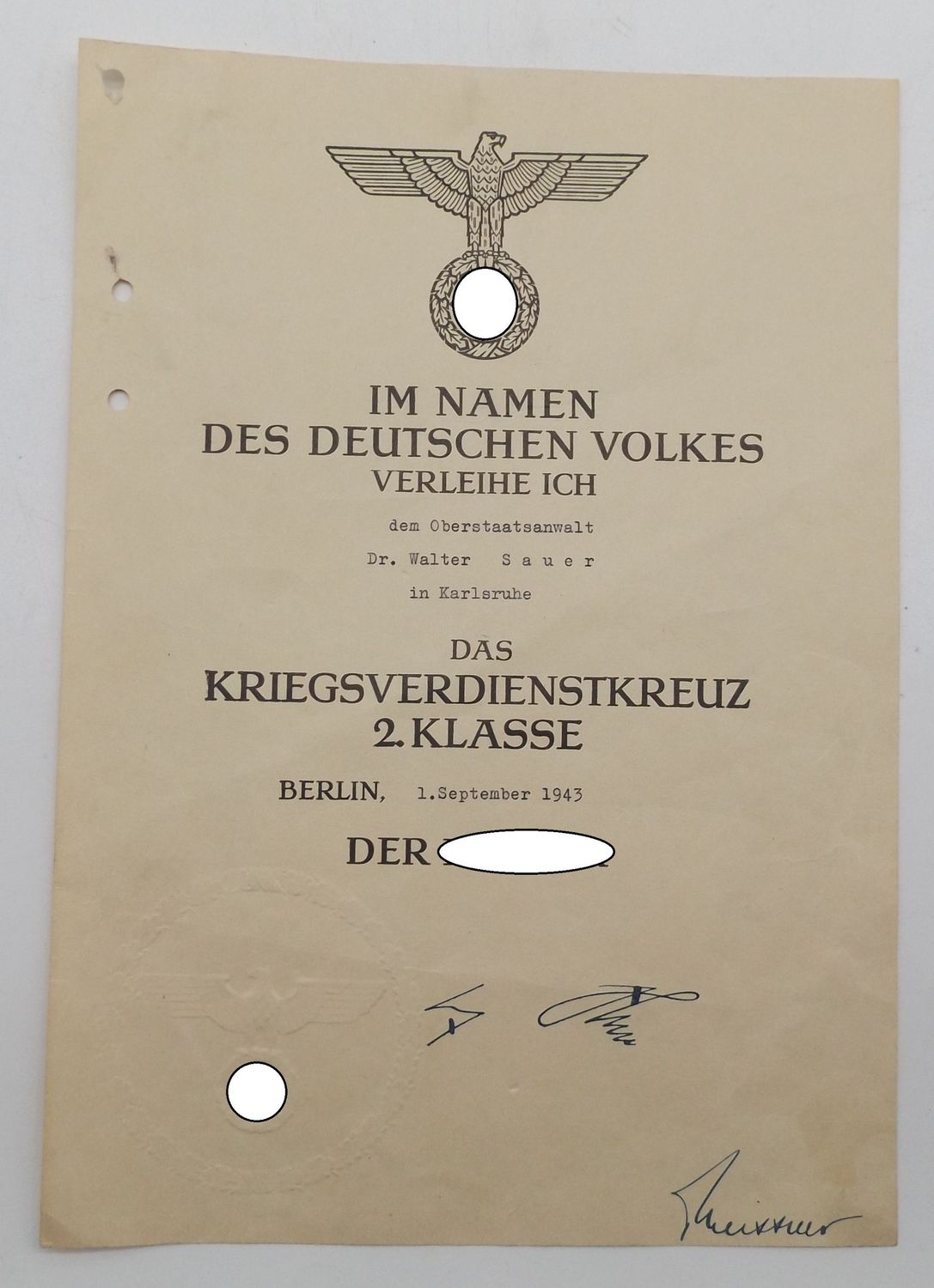 3. Reich: Urkunde zum KVK 2. Klasse ohne Schwerter für einen Oberstaatsanwalt, Karlsruhe 1943, DIN A4 Größe.