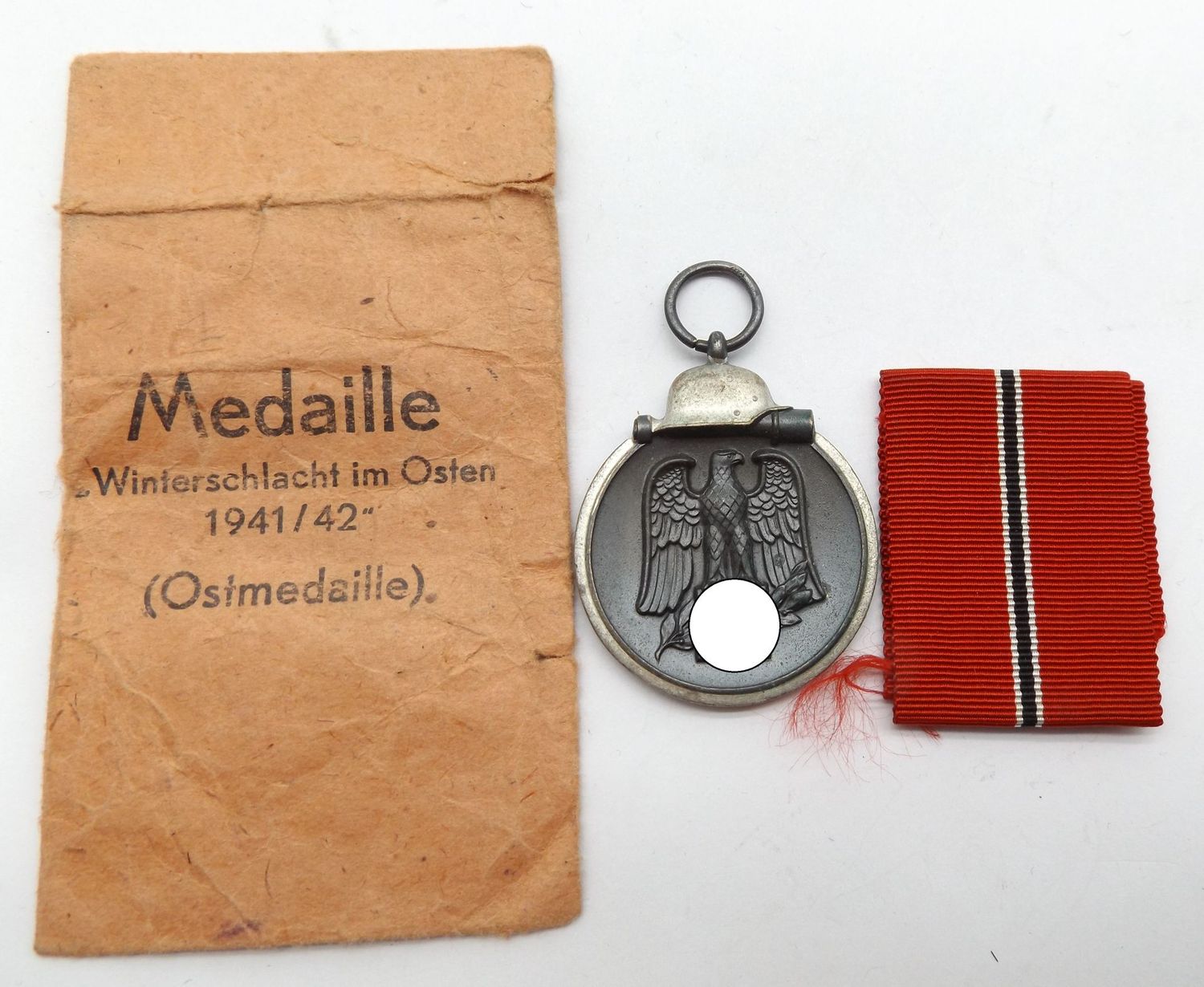 Wehrmacht: Medaille Winterschlacht im Osten, Ostmedaille, Stück mit Hersteller 110, passende Tüte mit Hersteller Otto Zappe, Gablonz / Neiße.
