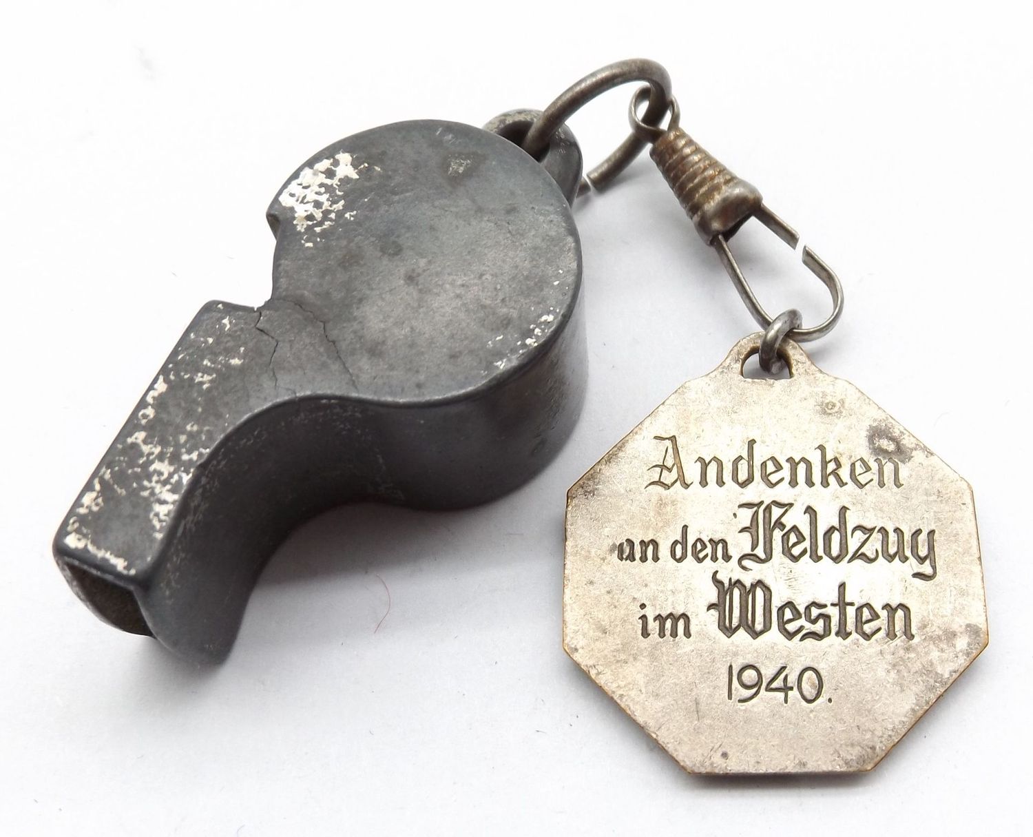 Wehrmacht: Unteroffiziers-Pfeife mit Anhänger "Andenken an den Feldzug im Westen 1940", Eiffelturm Paris.