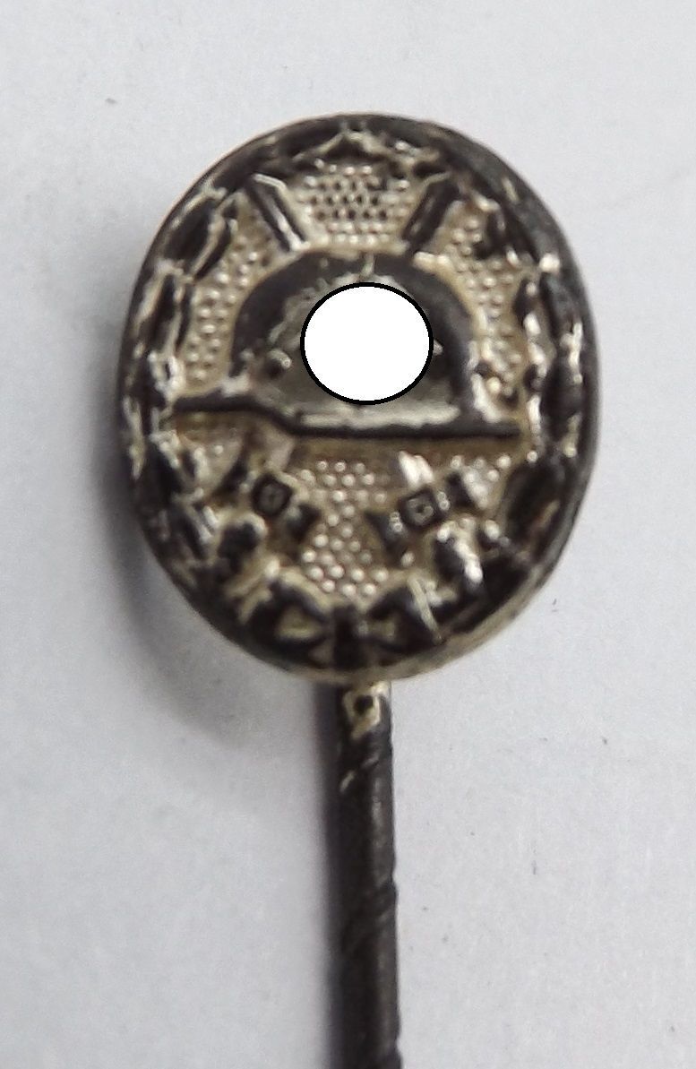 Verwundetenabzeichen in Silber 1939, Miniatur, Hersteller L/57 für die Firma Boerger & Co., Berlin, an Nadel, Maße ca. 10 x 8 mm.