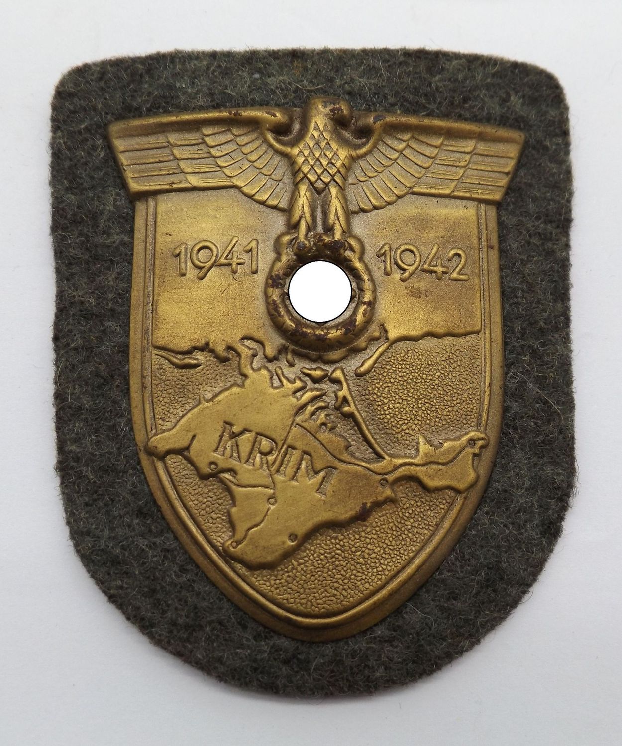 Wehrmacht: Krimschild auf Heeresstoff, mit Gegenplatte und Abdeckung.